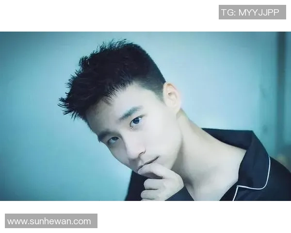 帅气足球明星的魅力男生画像展现青春活力与运动风范